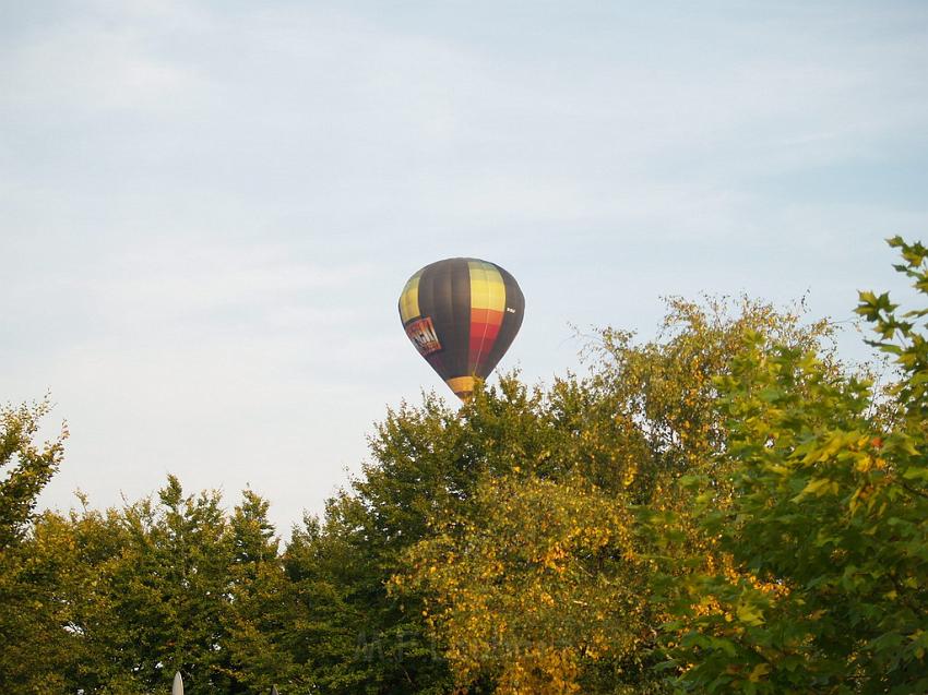 Heissluftballon im vorbei fahren  P33.JPG